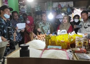 Sekretaris Daerah Kota Balikpapan, Muhaimin, memantau pergerakan harga pangan. (PB/ Gopek)
