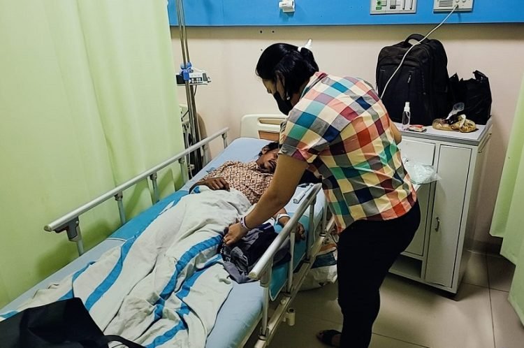 Calon pemudik ditemukan lemas saat tahu tertipu calo tiket di Pelabuhan Semayang Balikpapan. (dok)