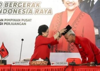 Capres Ganjar diberi peci oleh Ketum PDIP Megawati. (Antara Foto)