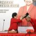 Capres Ganjar diberi peci oleh Ketum PDIP Megawati. (Antara Foto)