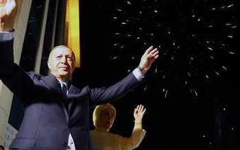 Presiden Turki Recep Tayyip Erdogan dan istri, Emine menyapa pendukung Partai AKP di Ankara, Turki. Ia menjadi presiden untuk ketiga kalinya. (AP)