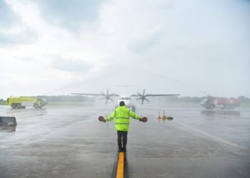 Petugas bandara mengatur jalur parkir pesawat. (dok)