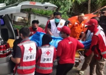 Relawan Inafis Polresta Samarinda bersama PMI setempat mengevakuasi jasad korban. (dok. Relawan Inafis Polresta Samarinda)