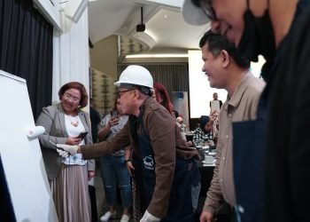 Head of Marketing, PT ICI Paints Indonesia (AkzoNobel Decorative Paints Indonesia), Niluh Putu Ayu Setiawati, melihat demo cat Dulux Professional oleh tenaga pengecatan Dulux dalam acara Dulux Professional Talkshow (doc. Ist)