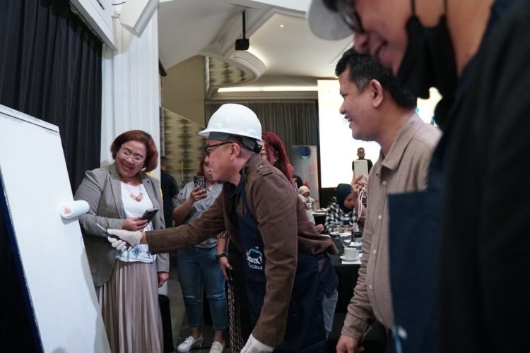 Head of Marketing, PT ICI Paints Indonesia (AkzoNobel Decorative Paints Indonesia), Niluh Putu Ayu Setiawati, melihat demo cat Dulux Professional oleh tenaga pengecatan Dulux dalam acara Dulux Professional Talkshow (doc. Ist)