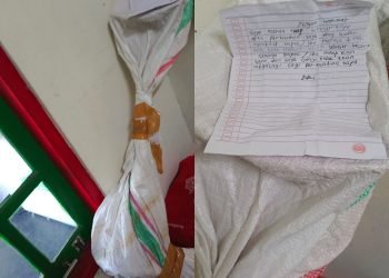 Mesin potong rumput dikembalikan dengan dibungkus karung dan sepucuk surat ditempel pada ujungnya. (FOTO: Echa Than/Kontributor)