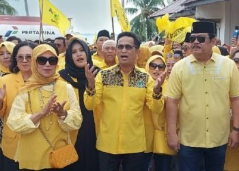 Ribuan kader Golkar Balikpapan mengiringi pendaftaran berkas Bacaleg ke KPU. (PB/ Gopek)