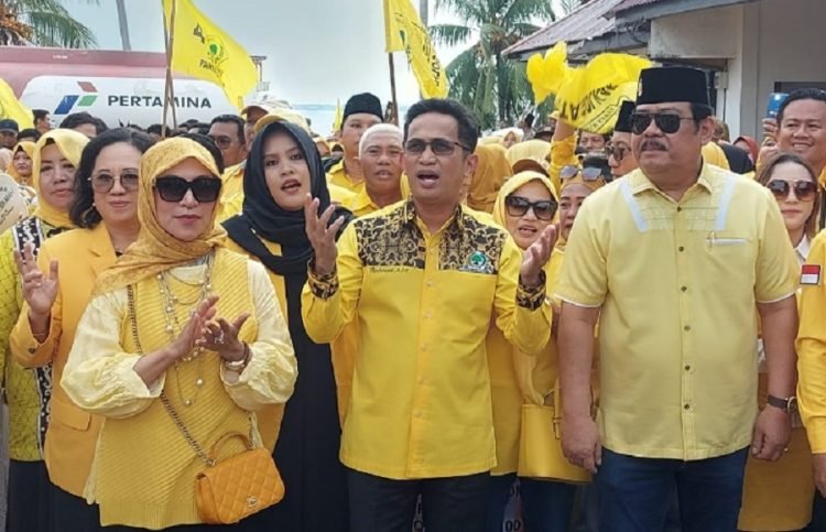 Ribuan kader Golkar Balikpapan mengiringi pendaftaran berkas Bacaleg ke KPU. (PB/ Gopek)