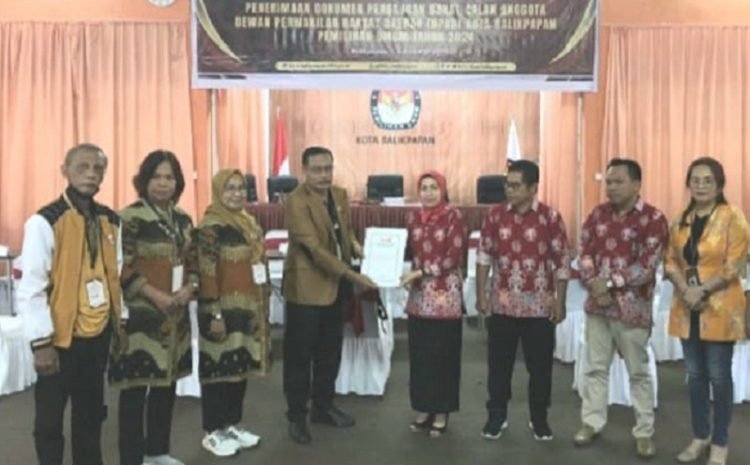 Hanura Balikpapan serahkan BCAD ke KPU.