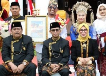 Ketua DPRD Balikpapan Abdulloh, bersama Wali Kota Balikpapan Rahmad Mas'ud dan istri.