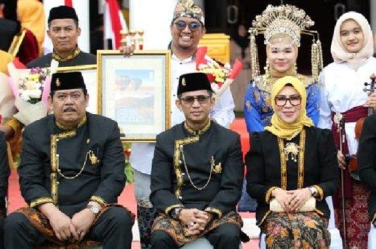 Ketua DPRD Balikpapan Abdulloh, bersama Wali Kota Balikpapan Rahmad Mas'ud dan istri.
