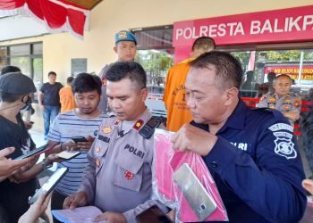 Tersangka AR (37) dihadirkan dalam Konferensi Pers di Halaman Mapolresta Balikpapan, Kamis (4/5/2023) (FOTO: Muhammad/PB)