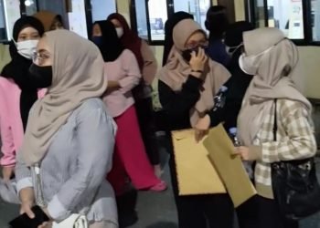 Puluhan korban mendatangi Mapolresta Balikpapan untuk membuat laporan. (PB/ Gopek)