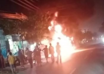 Dua motor dan satu ruko terbakar. Api membesar, menyambar-nyambar. (PB/Gopek)