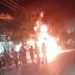 Dua motor dan satu ruko terbakar. Api membesar, menyambar-nyambar. (PB/Gopek)