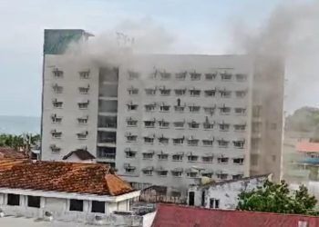 Kepulan asap membumbung di atas hotel. (PB/ Gopek)