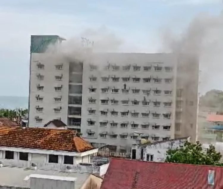 Kepulan asap membumbung di atas hotel. (PB/ Gopek)