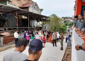 Puluhan warga Karang Rejo RT 79 dan RT 80 berkumpul membongkar portal yang sebelumnya ditutup salah satu warga. (FOTO: Muhammad/Portal Balikpapan)