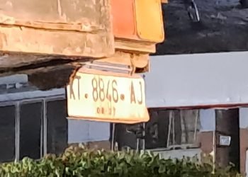 Truk kontainer diduga hilang kendali, lalu menabrak pengendara motor dan ruko. (PB/ Gopek)