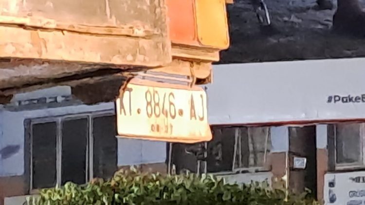Truk kontainer diduga hilang kendali, lalu menabrak pengendara motor dan ruko. (PB/ Gopek)