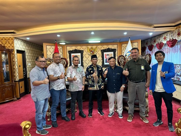 MINTA MAAF: Project Manager proyek Pipa Gas Senipah - Balikpapan temui Wali Kota Balikpapan, minta maaf soal dampak pekerjaan (FOTO: Redaksi)