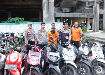 Tersangka AS (41) beserta barang bukti 9 unit motor hasil curian. (FOTO: Muhammad/Portal Balikpapan)