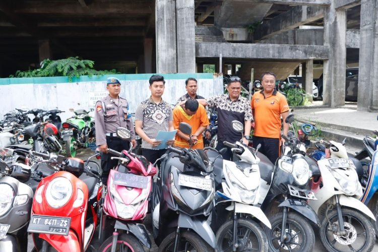 Tersangka AS (41) beserta barang bukti 9 unit motor hasil curian. (FOTO: Muhammad/Portal Balikpapan)