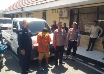 Tersangka M (40) dengan barang bukti satu unit mobil pickup Daihatsu Granmax. (FOTO: Muhammad/Portal Balikpapan)