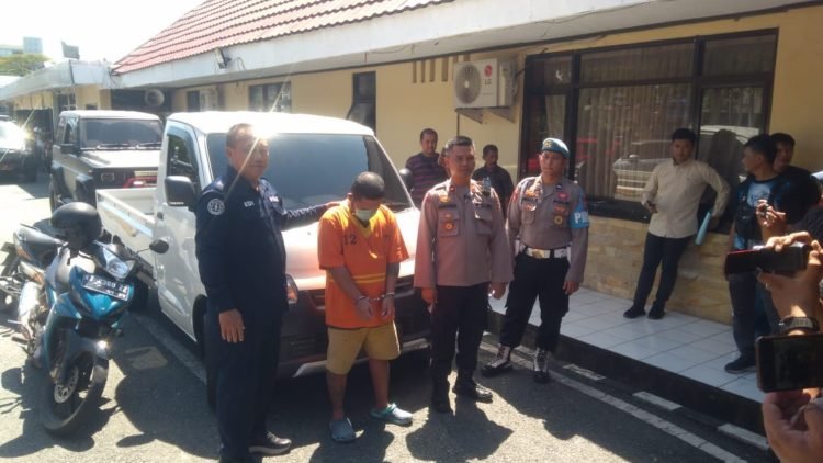 Tersangka M (40) dengan barang bukti satu unit mobil pickup Daihatsu Granmax. (FOTO: Muhammad/Portal Balikpapan)