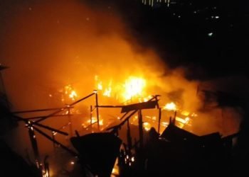 Kobaran api kebakaran di Jalan Milono menghanguskan 3 rumah. (FOTO: PB)