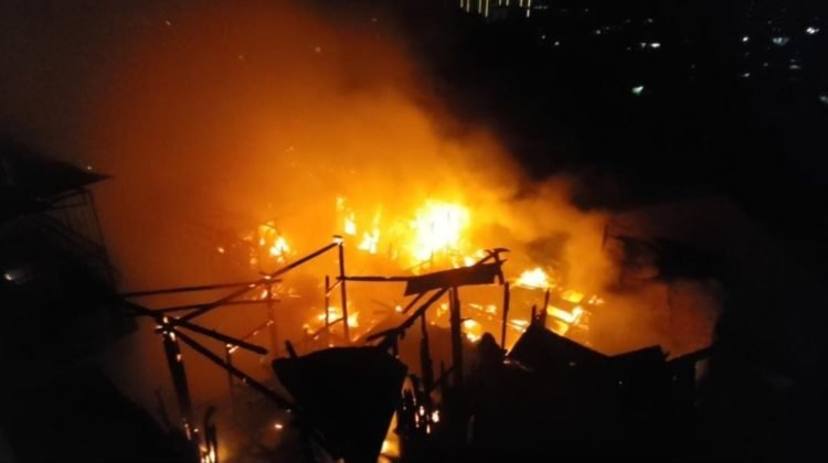 Kobaran api kebakaran di Jalan Milono menghanguskan 3 rumah. (FOTO: PB)