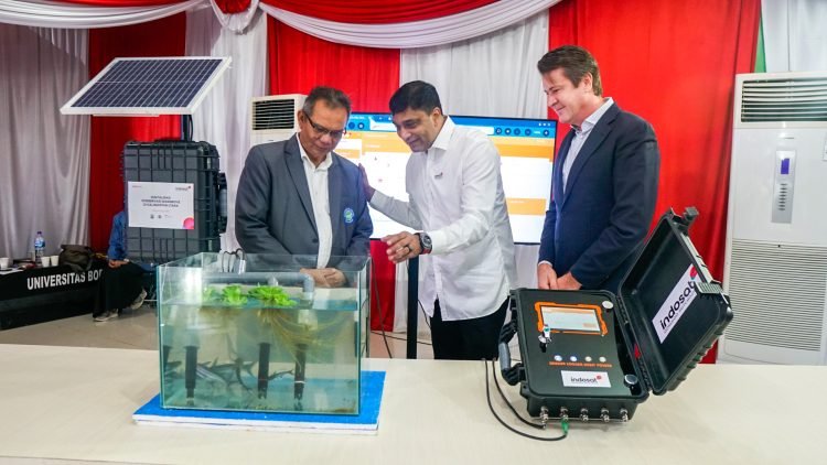 President Director & CEO Indosat Vikram Sinha (tengah), Head of Asia Pasific Global System Mobile Communications Association (GSMA), Julian Gorman (kanan) dan Wakil Rektor Universitas Borneo Tarakan Muhammad Djaya Bakri (kiri) saat melakukan uji coba IoT monitoring kualitas air di Universitas Borneo Tarakan, Senin (22/05). (Doc. Indosat)