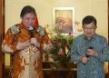 Jusuf Kalla, sebelah kanan, bersama Ketum Golkar Airlangga Hartarto. (Antara)