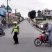 Polantas Balikpapan laksanakan penindakan pengguna helm proyek di jalan raya. (FOTO: Tangkapan Layar @info_bencana_balikpapan)
