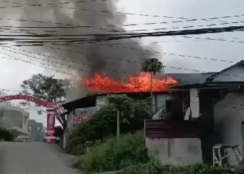 Jago merah melalap bangunan di Jalan Wono Agung KM 6 Balikpapan Utara, Sabtu (3/6/2023) pagi. (Doc. Tangkapan Layar/Dimas Taufan)