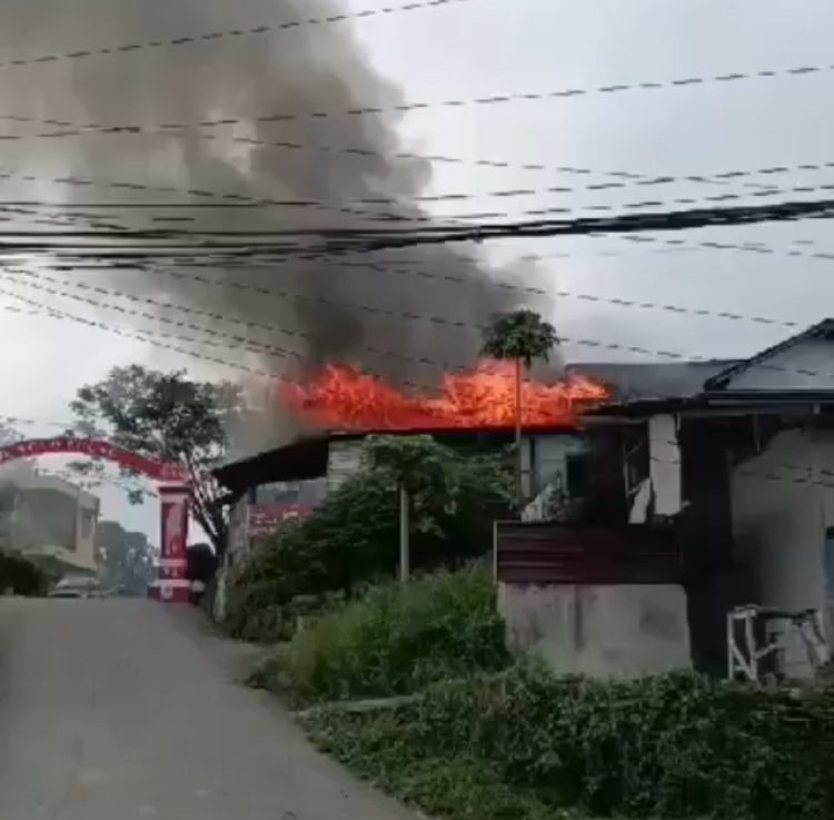Jago merah melalap bangunan di Jalan Wono Agung KM 6 Balikpapan Utara, Sabtu (3/6/2023) pagi. (Doc. Tangkapan Layar/Dimas Taufan)