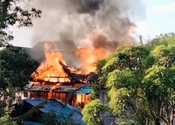 Kobaran api di Perumahan Korpri Balikpapan, Selasa (13/6/2023) sore. (Doc. Tangkapan Layar)