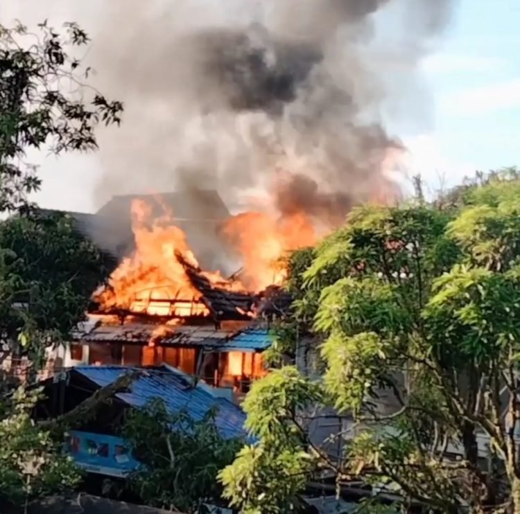 Kobaran api di Perumahan Korpri Balikpapan, Selasa (13/6/2023) sore. (Doc. Tangkapan Layar)