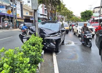 Kondisi mobil Xpander mengalami kerusakan cukup parah pada bagian depan. (FOTO: Taufik/Portal Balikpapan)