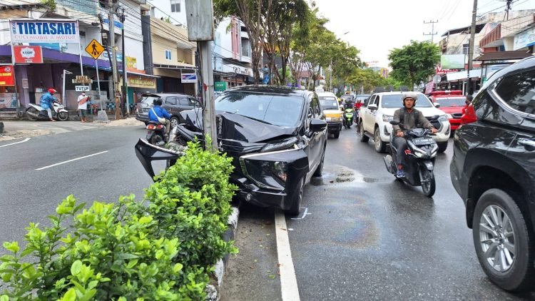 Kondisi mobil Xpander mengalami kerusakan cukup parah pada bagian depan. (FOTO: Taufik/Portal Balikpapan)