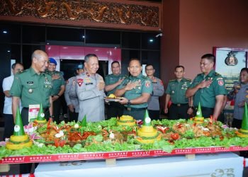 Kasdam VI Mulawarman, Brigjen TNI Susilo, Berikan Tumpeng Ke Wakapolda Kaltim. (FOTO: Muhammad Taufik/Portal Balikpapan)