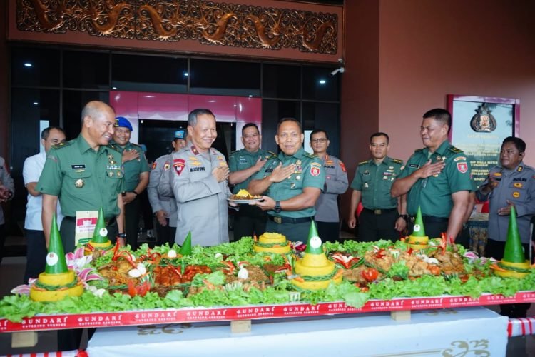 Kasdam VI Mulawarman, Brigjen TNI Susilo, Berikan Tumpeng Ke Wakapolda Kaltim. (FOTO: Muhammad Taufik/Portal Balikpapan)