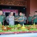 Kasdam VI Mulawarman, Brigjen TNI Susilo, Berikan Tumpeng Ke Wakapolda Kaltim. (FOTO: Muhammad Taufik/Portal Balikpapan)