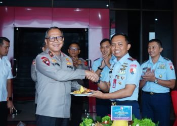 Danlanud Dhomber Berikan Ucapan Selamat Hari Bhayangkara ke-77. (FOTO: Muhammad Taufik/Portal Balikpapan)