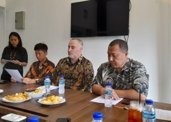 Kiri ke kanan, Direktur PT Century Sinergi Solusindo, Director of channel business in ANZ, Channel Account Manager Motorola Solutions Riswandi Sinuraya (FOTO: Muhammad/Portal Balikpapan)