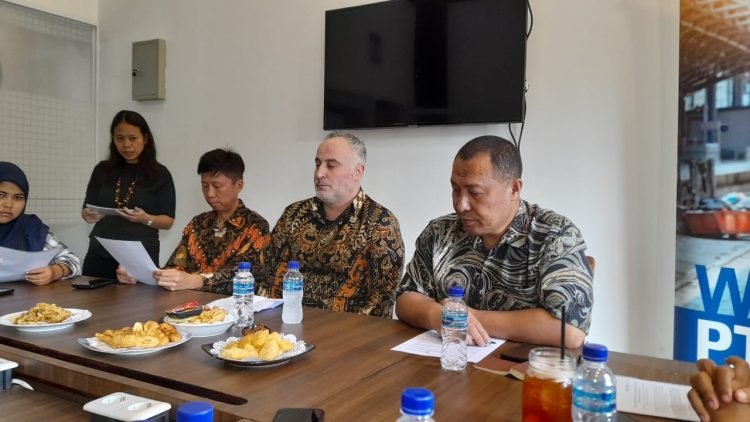 Kiri ke kanan, Direktur PT Century Sinergi Solusindo, Director of channel business in ANZ, Channel Account Manager Motorola Solutions Riswandi Sinuraya (FOTO: Muhammad/Portal Balikpapan)