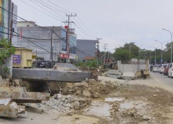 Pengerjaan pengerukan dan pelebaran Drainase di MT Haryono (FOTO: Muhammad Taufik/Portal Balikpapan)
