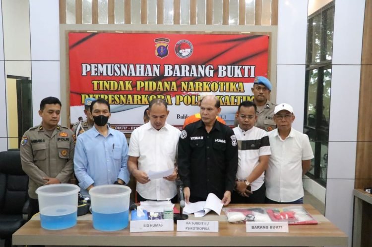Pemusnahan barang bukti sabu dengan cara dilarutkan. (FOTO: Muhammad Taufik/Portal Balikpapan)
