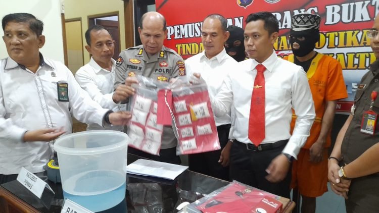 Pemusnahan barang bukti sabu oleh Ditresnarkoba Polda Kaltim, Senin (24/7/2023) di Mapolda Kaltim. (FOTO: Muhammad/PortalBalikpapan)