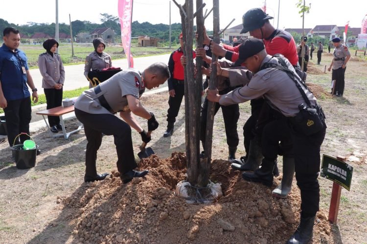 Penanaman pohon dalam rangka menuju kampus hijau yang dipimpin langsung oleh Kapolda Kaltim, Drs, Imam Sugianto, M.Si. (FOTO: Muhammad Taufik/Portal Balikpapan)
